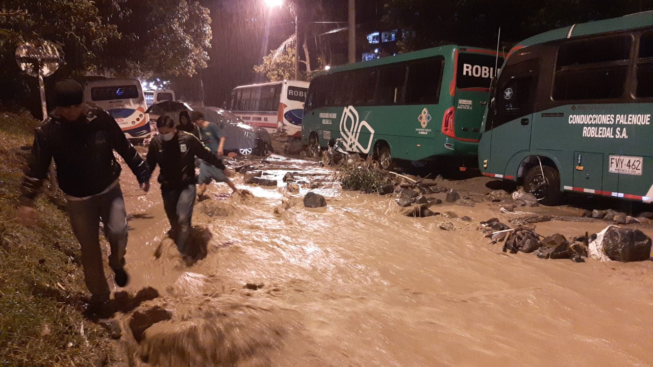 EN FOTOS Y VIDEO: Fuertes lluvias causaron graves emergencias en Medellín, varias personas resultaron lesionadas 5 Medellín
