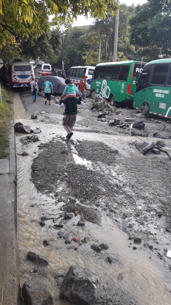 EN FOTOS Y VIDEO: Fuertes lluvias causaron graves emergencias en Medellín, varias personas resultaron lesionadas 6 Medellín