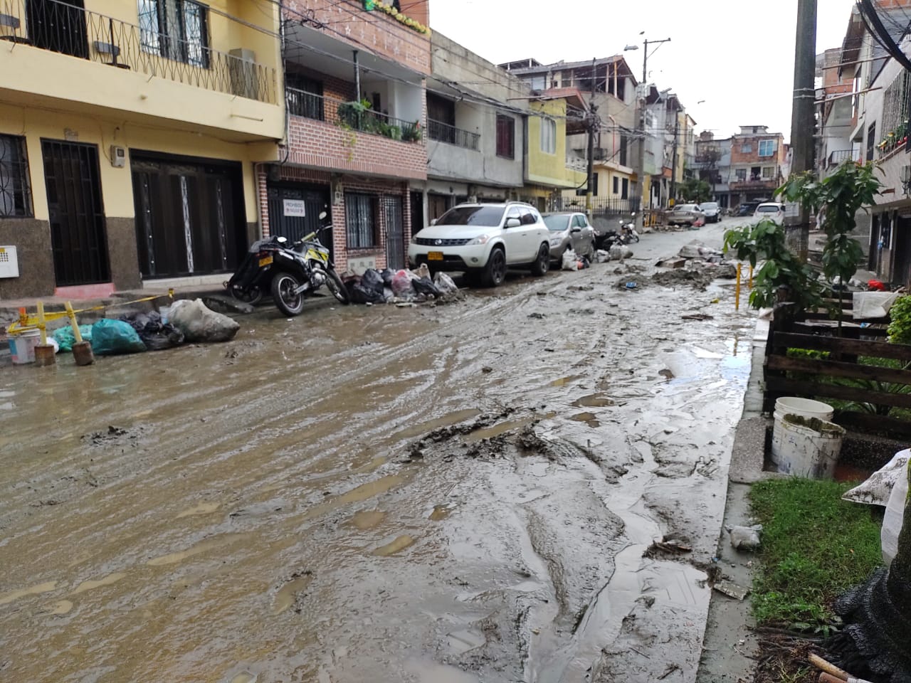 EN FOTOS Y VIDEO: Fuertes lluvias causaron graves emergencias en Medellín, varias personas resultaron lesionadas 8 Medellín