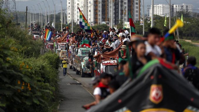 Indígenas del departamento del Cauca fueron registrados este viernes al movilizarse en chivas (vehículos tradicionales sin ventanas), rumbo a la ciudad de Cali, en protesta por los incumplimientos del Gobierno y los asesinatos de sus líderes sociales, en Jamundí (Colombia). EFE/Ernesto Guzmán Jr minga indígena