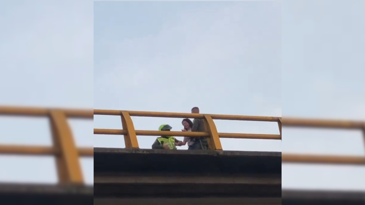 [Video] Policias persuadieron a mujer que se quería lanzar de un puente por San Diego