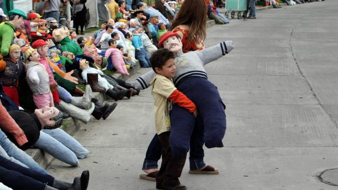 Fotografía de archivo en la que se registró a un niño al cargar un muñeco de "Año Viejo", que suele quemarse con pólvora en su interior, en Pasto (Colombia). EFE/Mauricio Dueñas pólvora