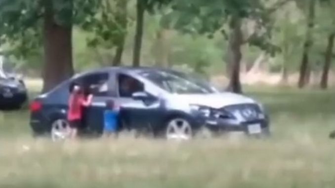 pareja-bajo-hijos-carro-para-tener-sexo