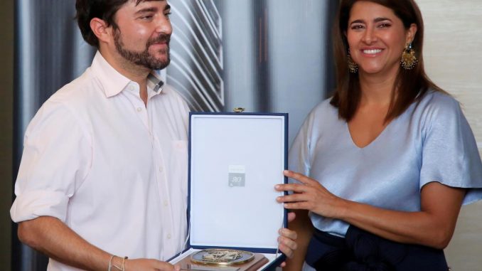 La primera dama de Colombia, María Juliana Ruiz (d) entrega la medalla de honor de la Asociación Mundial de Juristas al alcalde de Barranquilla, Jaime Pumarejo, hoy miércoles al terminar el panel Mujeres y Consolidación del Estado de Derecho, en Barranquilla (Colombia). EFE/ Ricardo Maldonado Rozo Mujeres