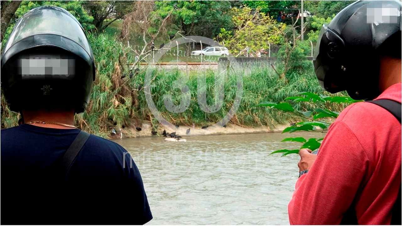EN FOTOS Y VIDEO: ¡Se lo estaban comiendo los gallinazos! Así fue hallado el cuerpo en el río Medellín 4 río Medellín