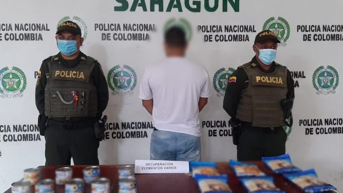 Capturaron a este hombre cuando intentaba robar de un supermercado atún y queso parmesano Capturaron a este hombre cuando intentaba robar de un supermercado atún y queso parmesano
