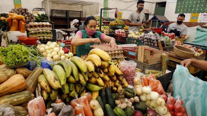 Personas trabajan en una plaza de mercado en Soacha (Colombia), en una fotografía de archivo. EFE/Mauricio Dueñas Castañeda salario mínimo