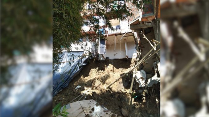 Reportan que se cayó la pared de una vivienda en Robledo Aures Reportan que se cayó la pared de una vivienda en Robledo Aures