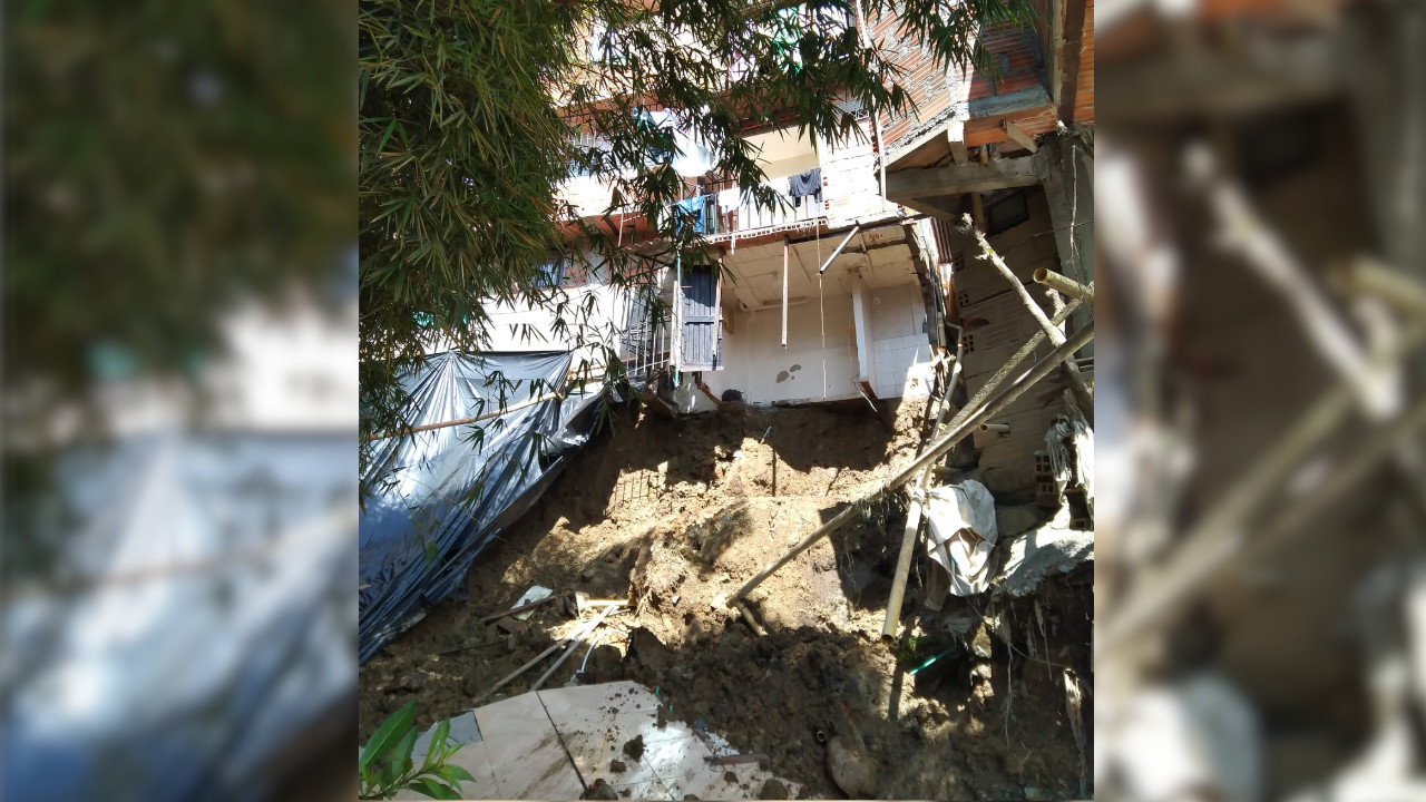 Reportan que se cayó la pared de una vivienda en Robledo Aures