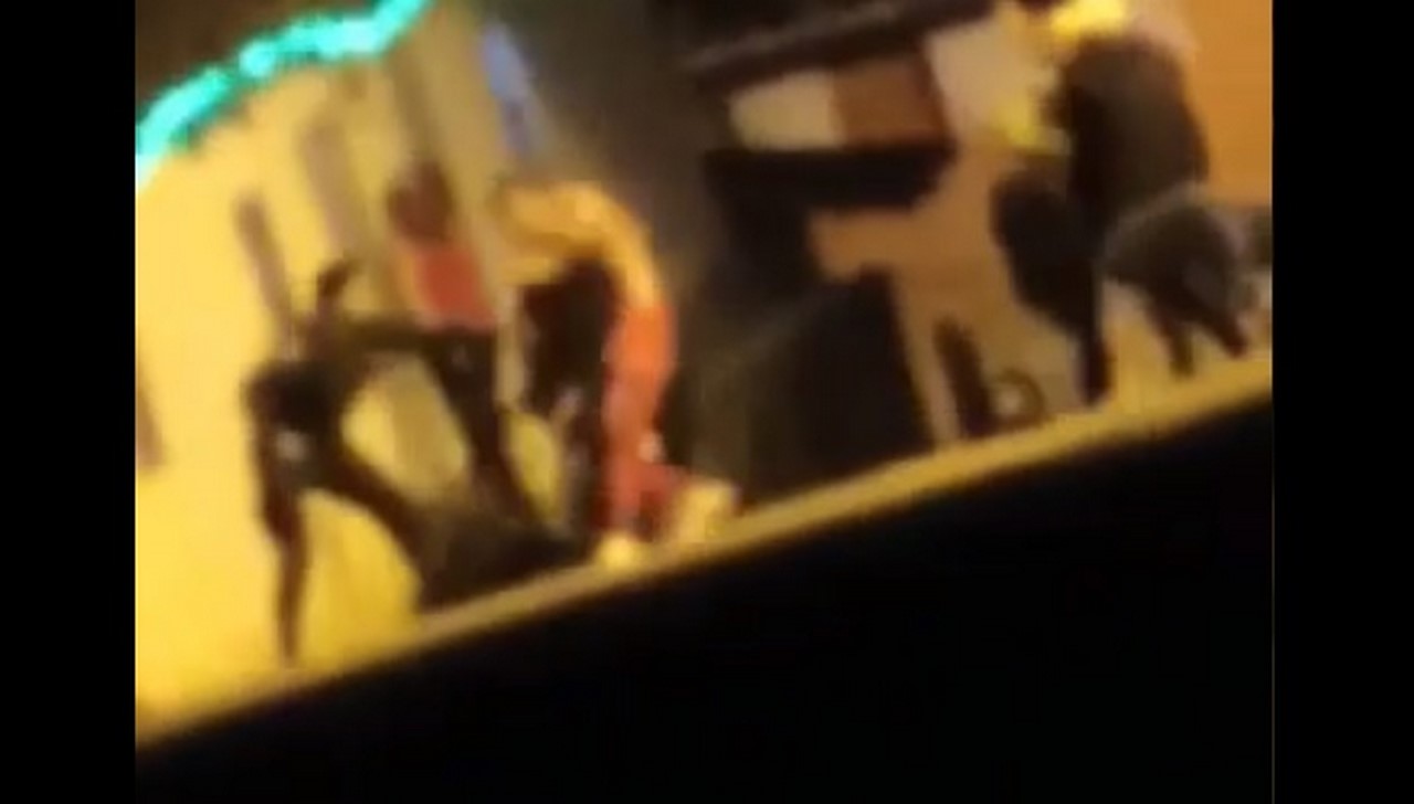 Tremendo 'agarrón' entre policías y civiles en Sonsón