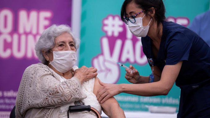 Una persona recibe una dosis de la vacuna contra la covid-19 en un centro de salud en Santiago (Chile), en una fotografía de archivo. EFE/Alberto Valdés cuarta dosis