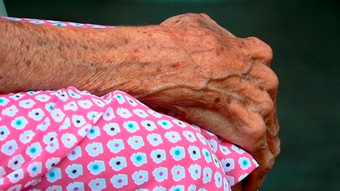 Anciana fue obligada por un juez a vacunarse contra el covid-19, pese a que su hija no quería 1 anciana