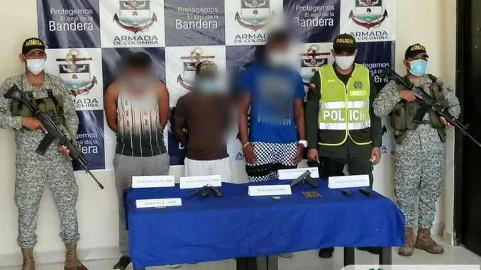 ¡'Armados hasta los dientes'! Fueron capturados tres sujetos quienes estarían armados al interior de un vehículo 1 Armados