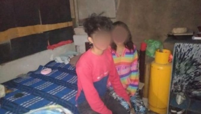 Niños de 12 y 15 años viven solos en una casa de madera "por decisión propia" tras tener un hijo 1 ninos bebe familia