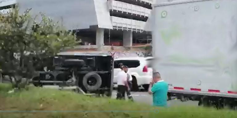 EN VIDEO: ¡Paciencia que hay ‘taquito’! Se volcó un furgón en la Regional, a la altura de Ciudad del Río 1 Accidente