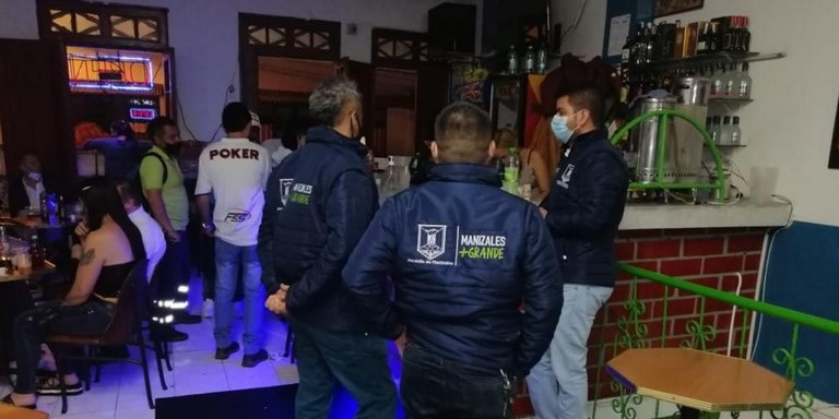 FOTOS: ¡Siguen sin aprender! Casi 300 comparendos se impusieron en Manizales el fin de semana en plena pandemia 1 Manizales con casi 300 comparendos este fin de semana