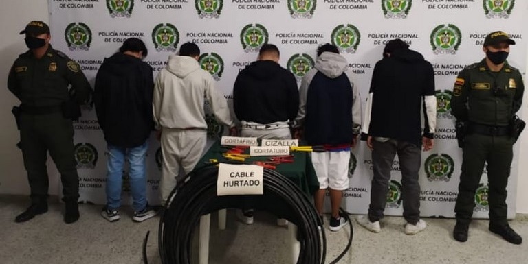 Foto: ¡Véalos pues! En El Retiro capturaron a cinco hombres, que robando cable dejan sin internet a la gente 3 capturados con cobre