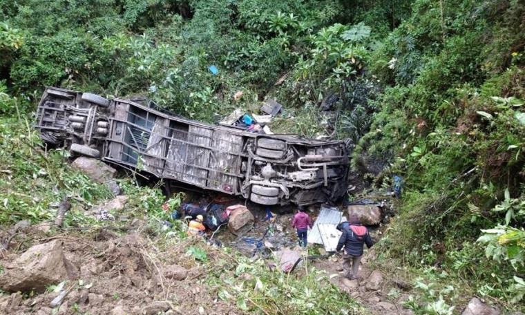 FOTOS: Al menos 20 muertos al despeñarse un bus en Cochabamba 1 accidente bolivia2