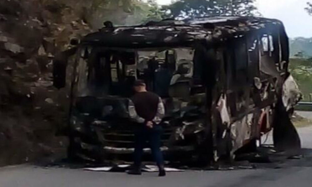 EN VIDEO: Ejército y Policía apoyan a la comunidad tras quema de bus en Ituango, Antioquia 1 ituango atentado