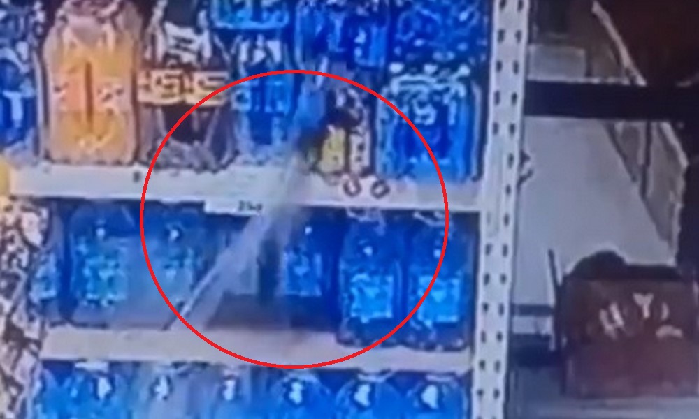 VIDEO. ¡”Espíritus chocarreros”!: Viralizan ‘extraño’ suceso en supermercado con botella de gaseosa, ¿qué opina usted? 1 gaseosa