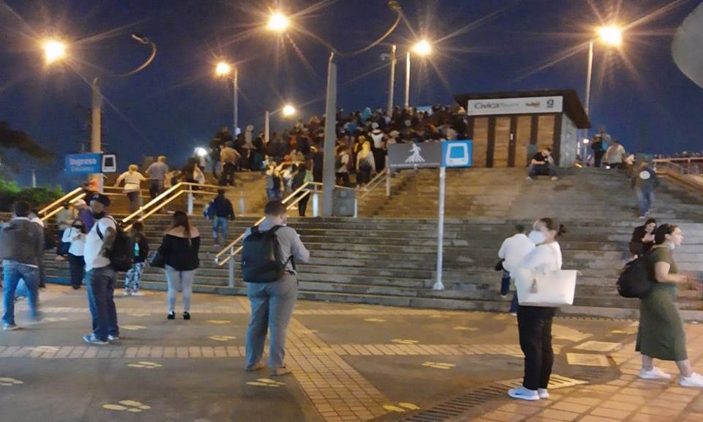 ¡"No le cabe un tinto"! Reportan alta congestión en estación del Metro de El Poblado 1 Metro