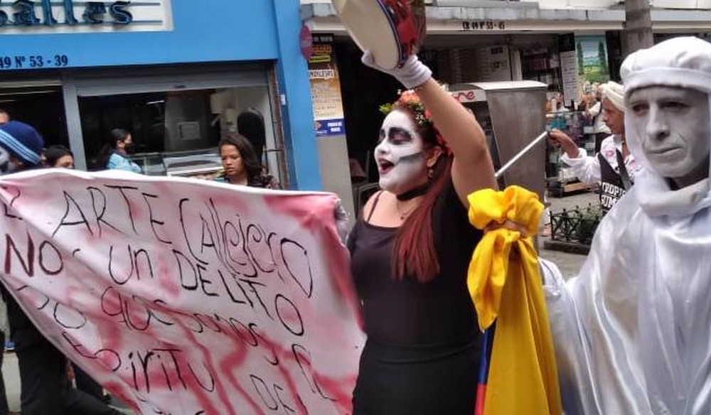 FOTOS: Artistas callejeros marchan en el centro de Medellín, reclaman por el derecho al trabajo y la seguridad 1 Artistas callejeros marchan en el centro de Medellín