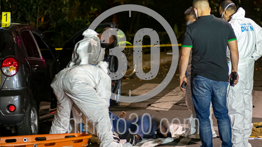 FOTOS: En La América fue encontrado el cuerpo de un hombre con varias heridas de arma de fuego dentro de un carro 35 11 1