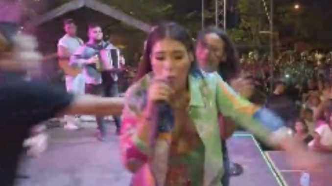 Cantante karen-lizarazo atacada concierto