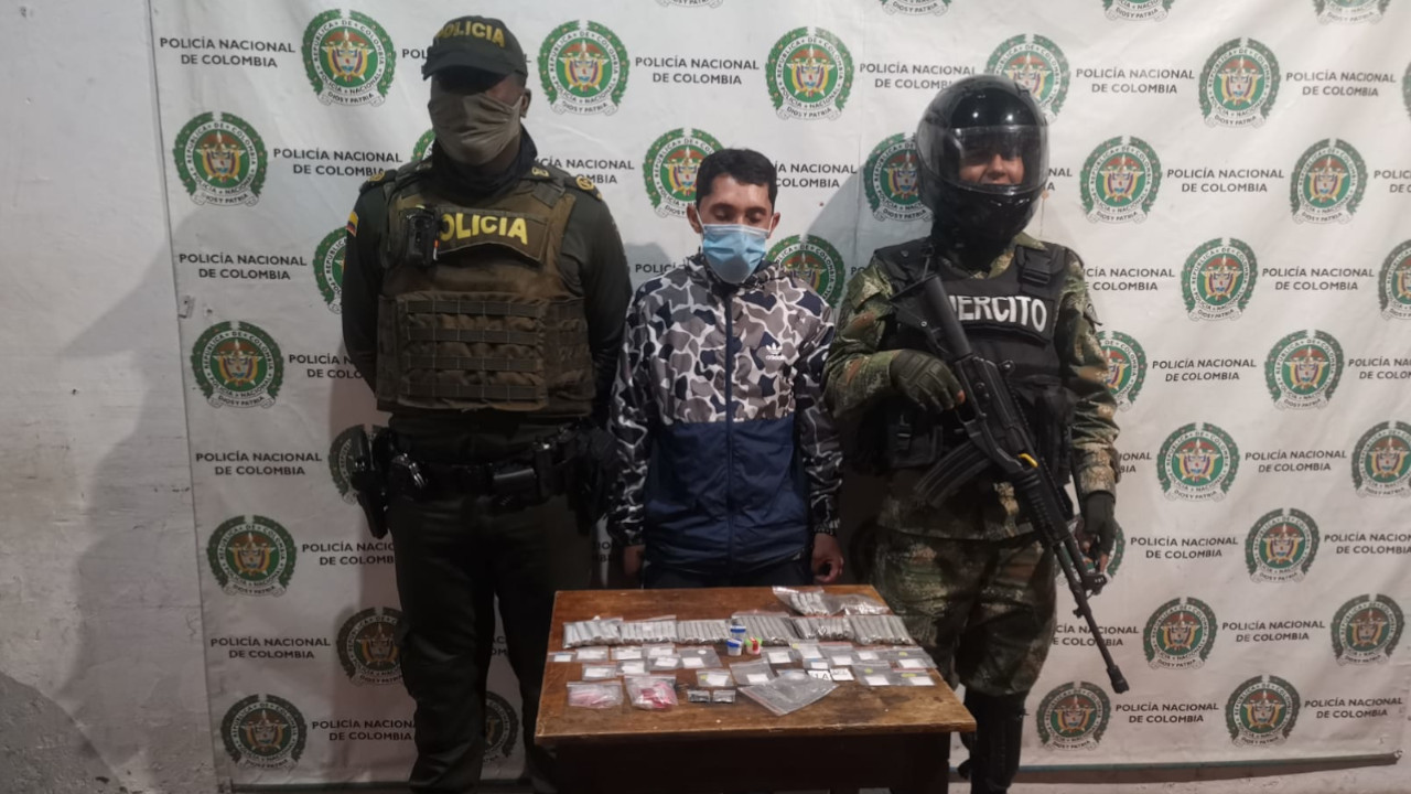 Lo capturaron en El Poblado con más de 50 cigarrillos de marihuana y 21 papeletas de base de coca