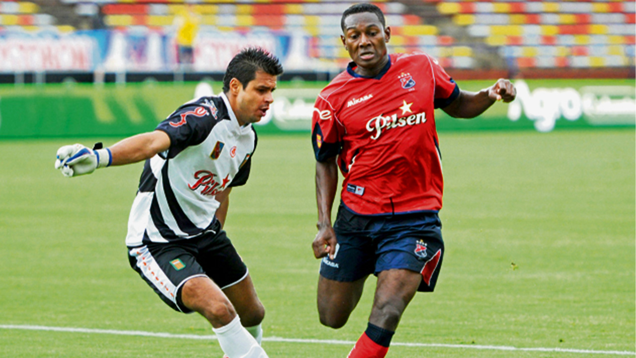 César Valoyes con la camiseta del Poderoso de la Montaña.