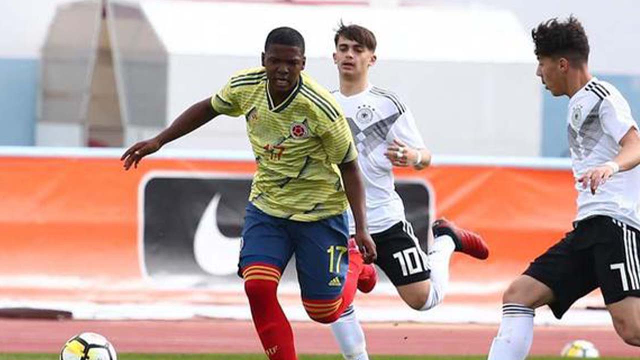 Jhonnier Montaño Jr, juvenil de la selección Colombia fue tentado por jugar con el combinado peruano