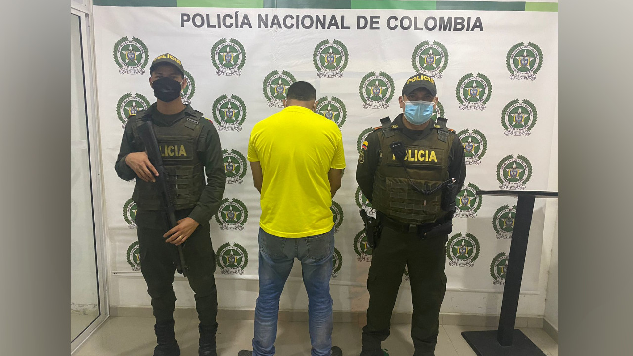 Lo sorprendieron dándole puños y patadas a su propia hermana