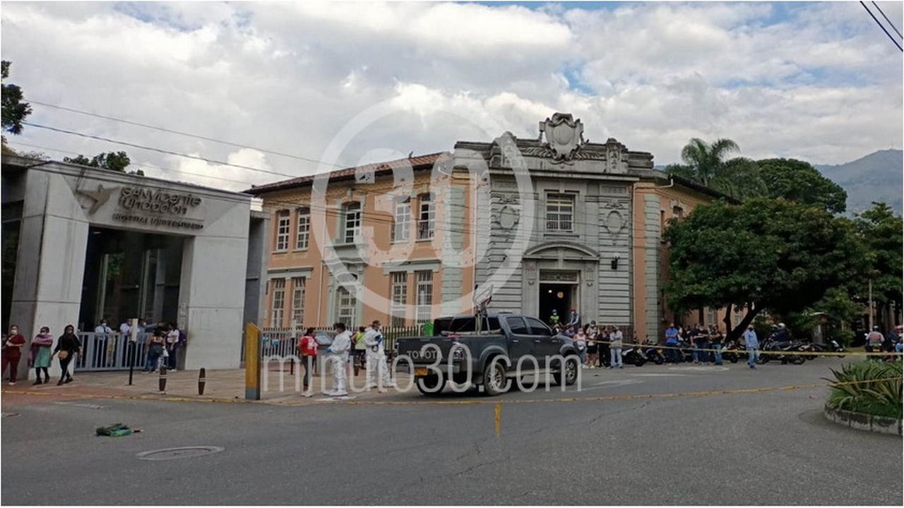 FOTOS Y VIDEO: De un tiro en el cuello mataron a un hombre a la entrada del Hospital San Vicente de Medellín 4 Medellín
