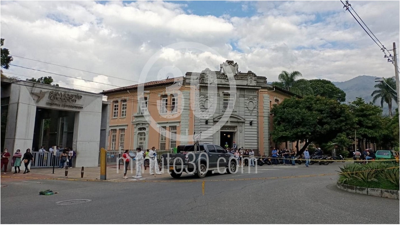 FOTOS Y VIDEO: De un tiro en el cuello mataron a un hombre a la entrada del Hospital San Vicente de Medellín 5 Medellín