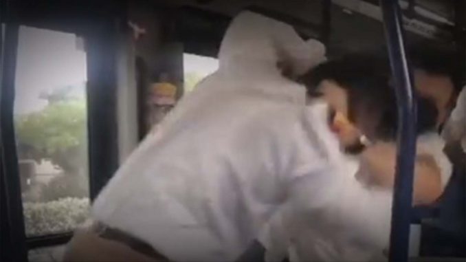 Pelea entre conductor de bus y pasajero en Cartagena Pelea entre conductor de bus y pasajero en Cartagena