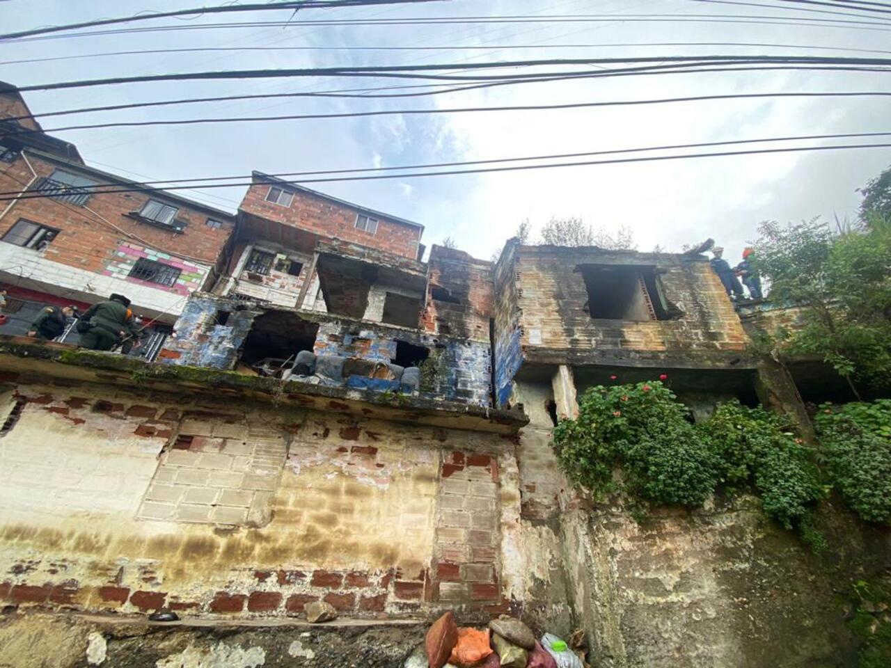FOTOS Y VIDEO: Demolieron una casa de vicio en la comuna 1, el Popular 2 foto 2 casa de vicio demolida