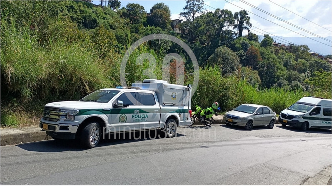 EN VIDEO Y FOTOS: Semidesnudo y boca abajo, así hallaron un cuerpo en Robledo 2 Robledo