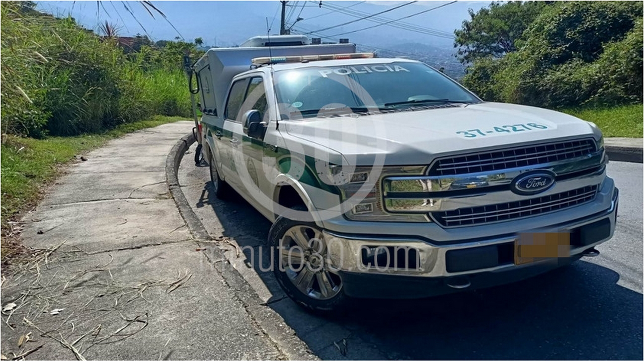 EN VIDEO Y FOTOS: Semidesnudo y boca abajo, así hallaron un cuerpo en Robledo 4 Robledo