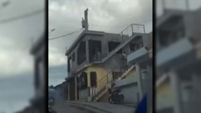 Usaron un poste como columna de una casa Usaron un poste como columna de una casa