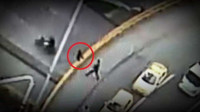 VIDEO Policía evitó el suicidio de una mujer en la glorieta de San Juan mujer-intento-suicidio