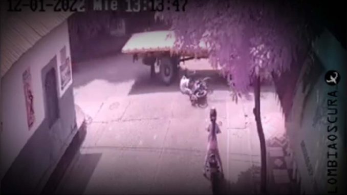 Video ¡Qué susto! Camión se 'tragó' un pare, y casi le aplasta la cabeza a un motociclista, que se tiró al piso camión pare motociclista