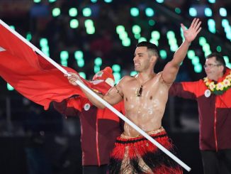 ¡Con total éxito! El musculoso abanderado olímpico de Tonga recauda fondos tras el tsunami 1 abanderado tonga