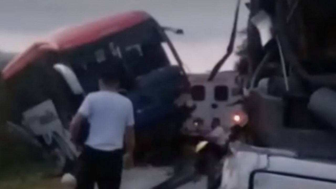 Tres vehículos se chocaron en vía del Cesar, hay 2 muertos