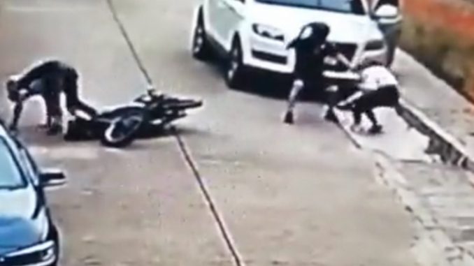 Atracaron a una mujer cuando llegaba a su propia casa Atracaron a una mujer cuando llegaba a su propia casa