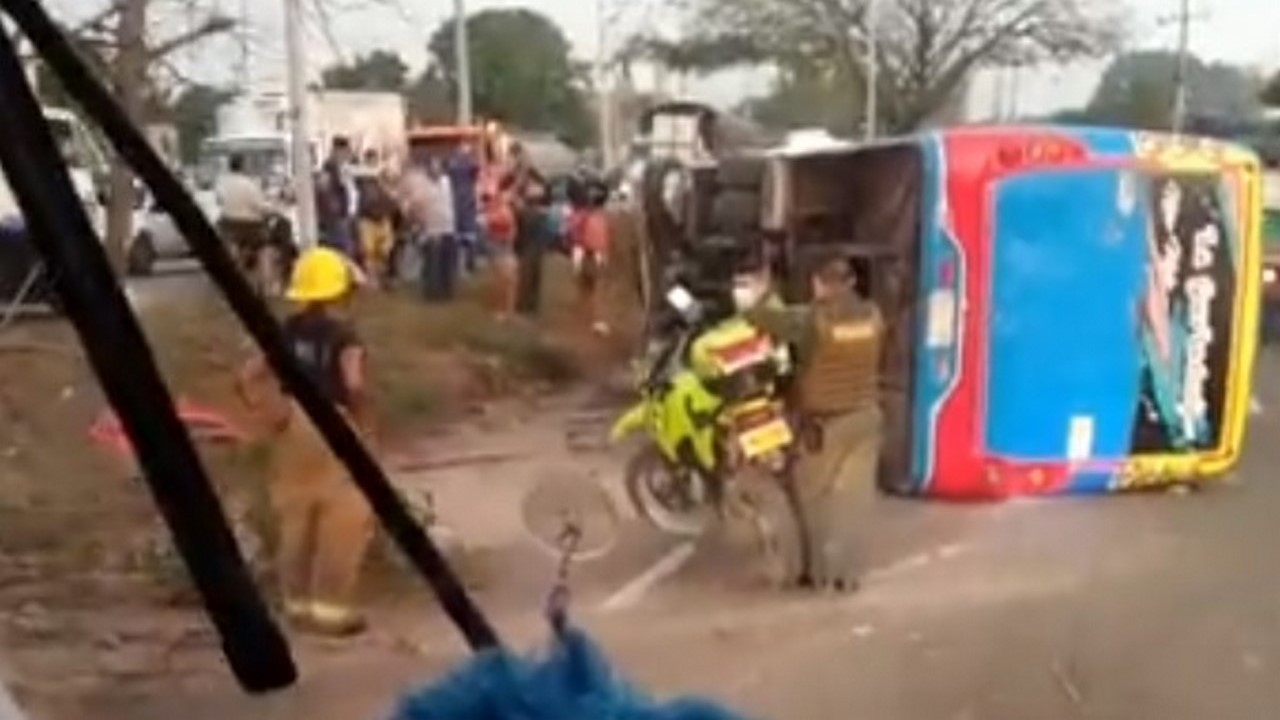 Videos: Bus se volcó en Malambo, Atlántico