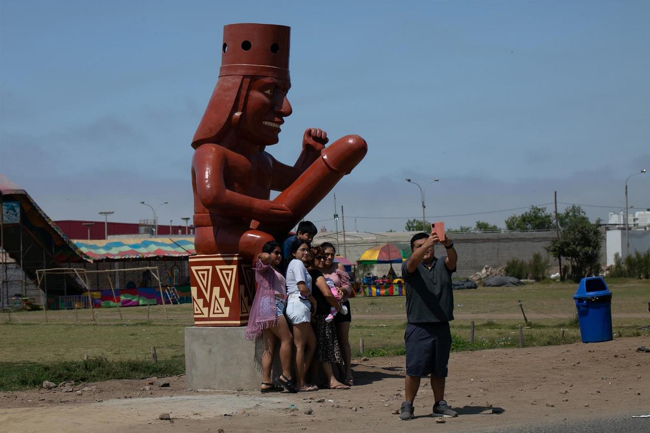FOTOS Y VIDEO: ¿Qué tal la selfie? Estatua con "enorme falo" nueva atracción turística en Perú 4 falo peru1