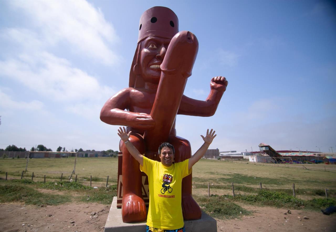 FOTOS Y VIDEO: ¿Qué tal la selfie? Estatua con "enorme falo" nueva atracción turística en Perú 3 falo peru2