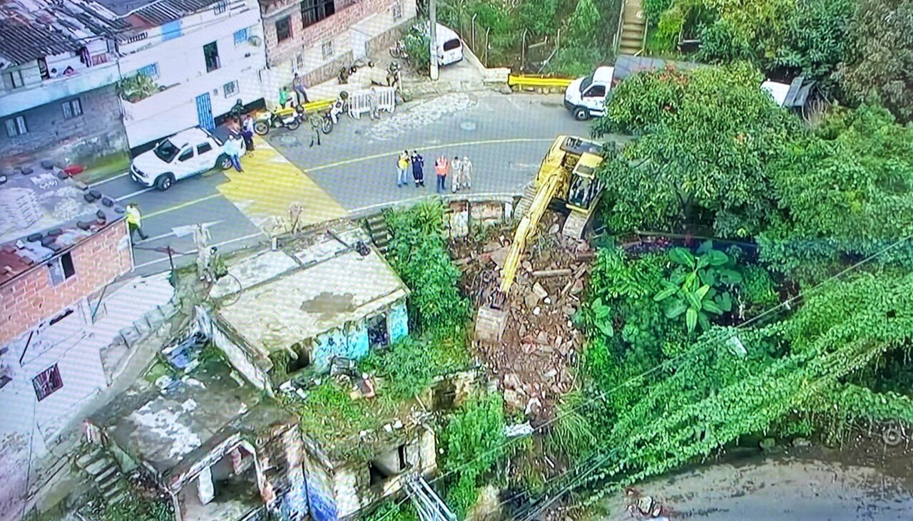 FOTOS Y VIDEO: Demolieron una casa de vicio en la comuna 1, el Popular 3 foto 3 demolición casa de vicio
