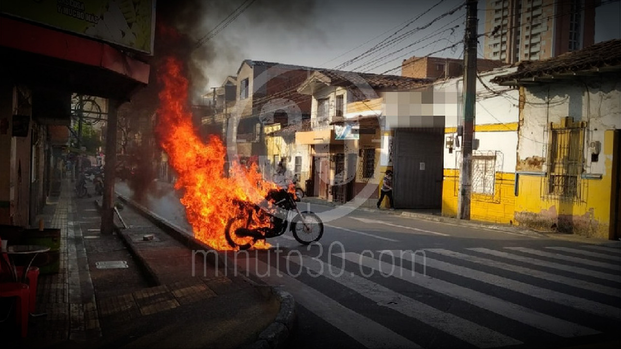 joven incendió una moto en el barrio Prado de Bello