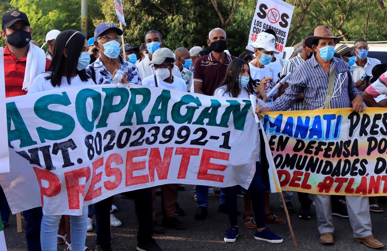 FOTOS: Ganaderos colombianos protestan por la importación de leche en polvo de EE.UU. 2 lecheros colombia3